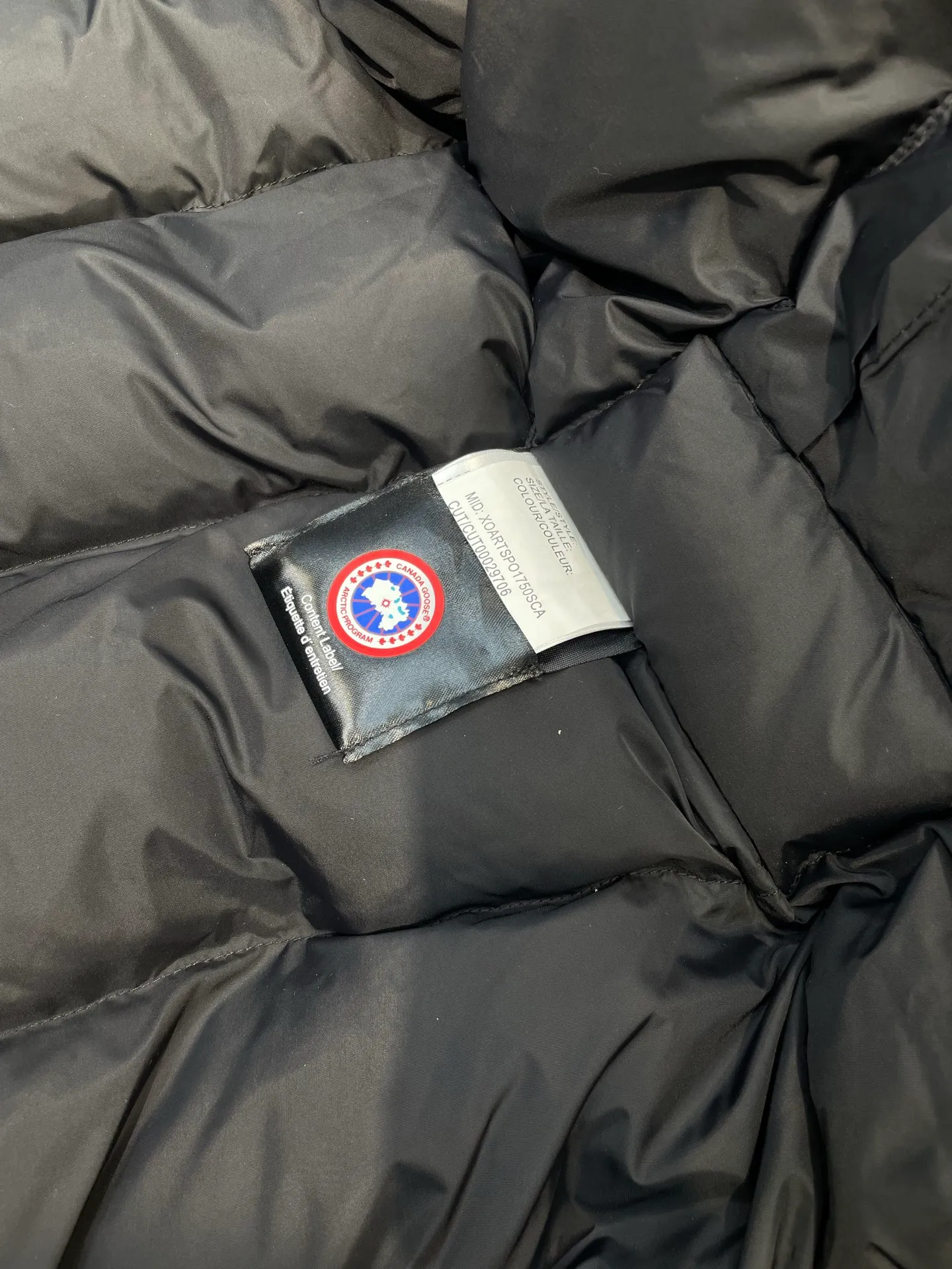 P780 high-end version Canada Goose Canada Goose #Chilliwack 7999M bomber jacket short down jacket/01 model #Men and Women Same Style# ➖ Genuine synchronous anti-counterfeiting chip sensor! ➖ Imported 21S polyester-cotton blended original fabric [last year’s 16S/18S hard fabrics have been completely eliminated, this year all use 21S genuine synchronous fabrics, the soft mid-strap feels delicate and textured], genuine synchronous Feather-Light 10D waterproof coating fabric, made of 84.5 polyester fiber and 15.5 cotton, 100% the best feel in the entire network! ➖ The genuine official website is synchronized with the national standard 80 white duck down, you can check the official website customer service, there will never be a series of misleading claims such as 90 down or goose down! ➖ Using the best nylon lining with double double-layer sealing design, velvet-proof No. 7 needle + grid-filled down ready-made garments, there is 100% no so-called velvet running! ➖ The cuffs are designed with thickened seamless threads, and the collar and pockets are lined with top-quality polar fleece to keep you warm and comfortable! ➖ Yoshida YKK provides original custom-made electroplated sliders. YKK two-way lockable zippers are tight and smooth and will not peel off paint! ➖ 3M composite guarantees that the Velcro is the same as the original, durable, and all accessories and hardware are custom-made! ➖ Imported BEHRINGER embroidery machine to customize the 10,000-needle embroidery logo, 98% of which can be reproduced to restore the original logo. You can check and compare on the official website! ➖ The fur collars are all made of large pieces of Western Canadian blue wolf hide, ensuring that each fur collar is 13-15cm wide!   Size:XS-XXL